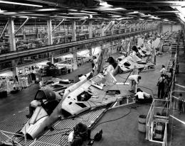 Douglas_F4D-1_Skyray_El_Segundo_assembly_line1_c1956.jpg